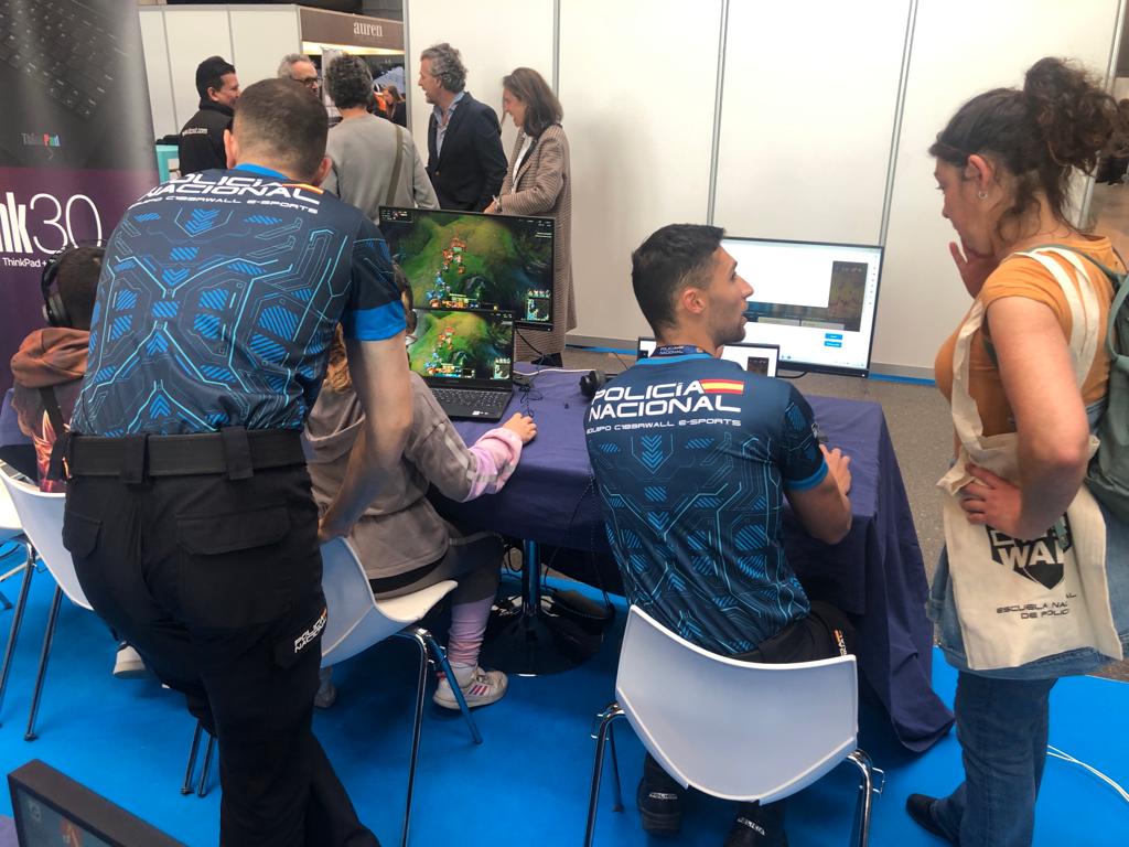 Jugando con los jóvenes y asesorando en medidas de seguridad a sus padres.
Este es el primer equipo de #esports de una <a href="/policia/">Policía Nacional</a> del mundo. 
Proximidad, atención al ciudadano y servicio público de utilidad.