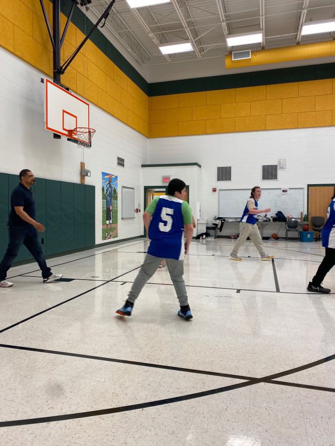 MrTyrone7's tweet photo. Kicked off Spring Break with a Staff student Bball game! Tons of Fun and everyone had a great time. Team White won over Team Blue by a small margin with a clutch corner three by Mr Jason (#2 jersey shown below). #CounselorsRock #NewBalances #WeAre #PaceWest https://t.co/ozTAxcSPSi