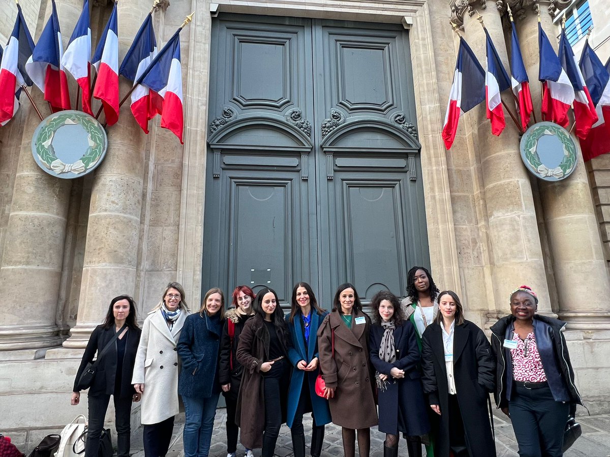 Femmes_Dem's tweet photo. Les #FemmesDémocrates devant l'Assemblée Nationale 🇫🇷,
La #RelèveHumaniste Féminine.
#AvecElles #AvecSimoneVeil Héritage en commun. https://t.co/Zm3b7c7IKO