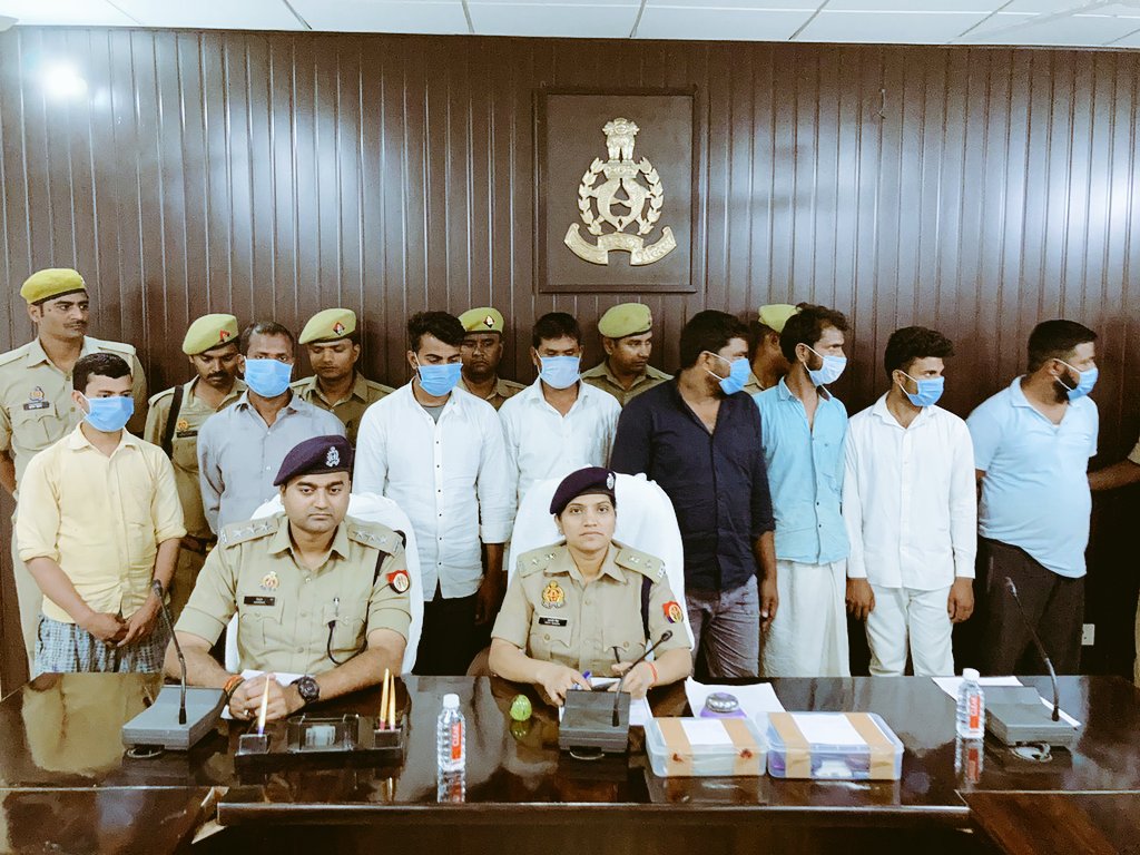 DcpVns's tweet photo. थाना रोहनिया पुलिस टीम द्वारा चालकों को बन्धक बनाकर माल लदा ट्रक लूटने की घटना का सफल अनावरण, अनुमानित कीमत लगभग 15 लाख के लूटे गये माल व ट्रक के साथ घटना में प्रयुक्त कार व 1,45,000/-रु. नकद बरामद।
#UPPolice #DcpVarunaZoneVns https://t.co/uhXPDZPttl