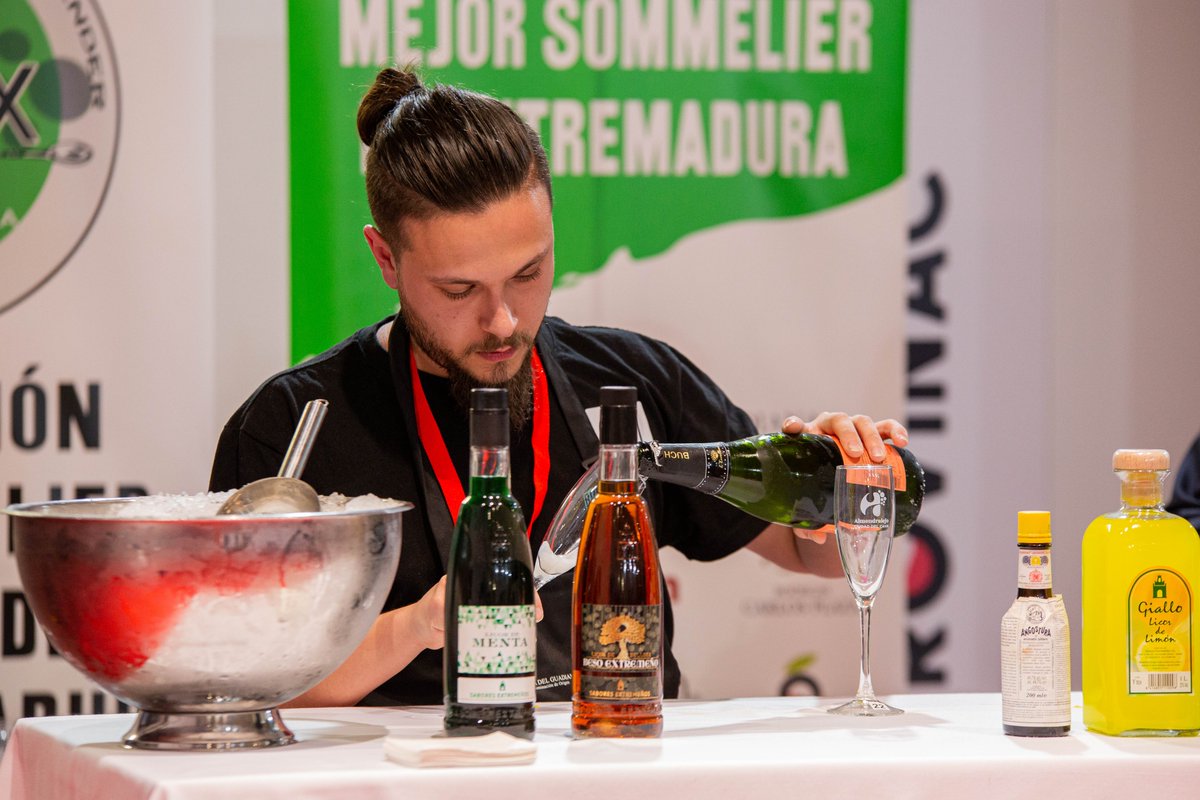 iberovinac's tweet photo. En imágenes 📸 así vivimos el campeonato regional de coctelería 🍹 en #Iberovinac2023 🍷🫒

El álbum completo podéis verlo 👀 en nuestra página de #Facebook https://t.co/TcZRMZcN1D