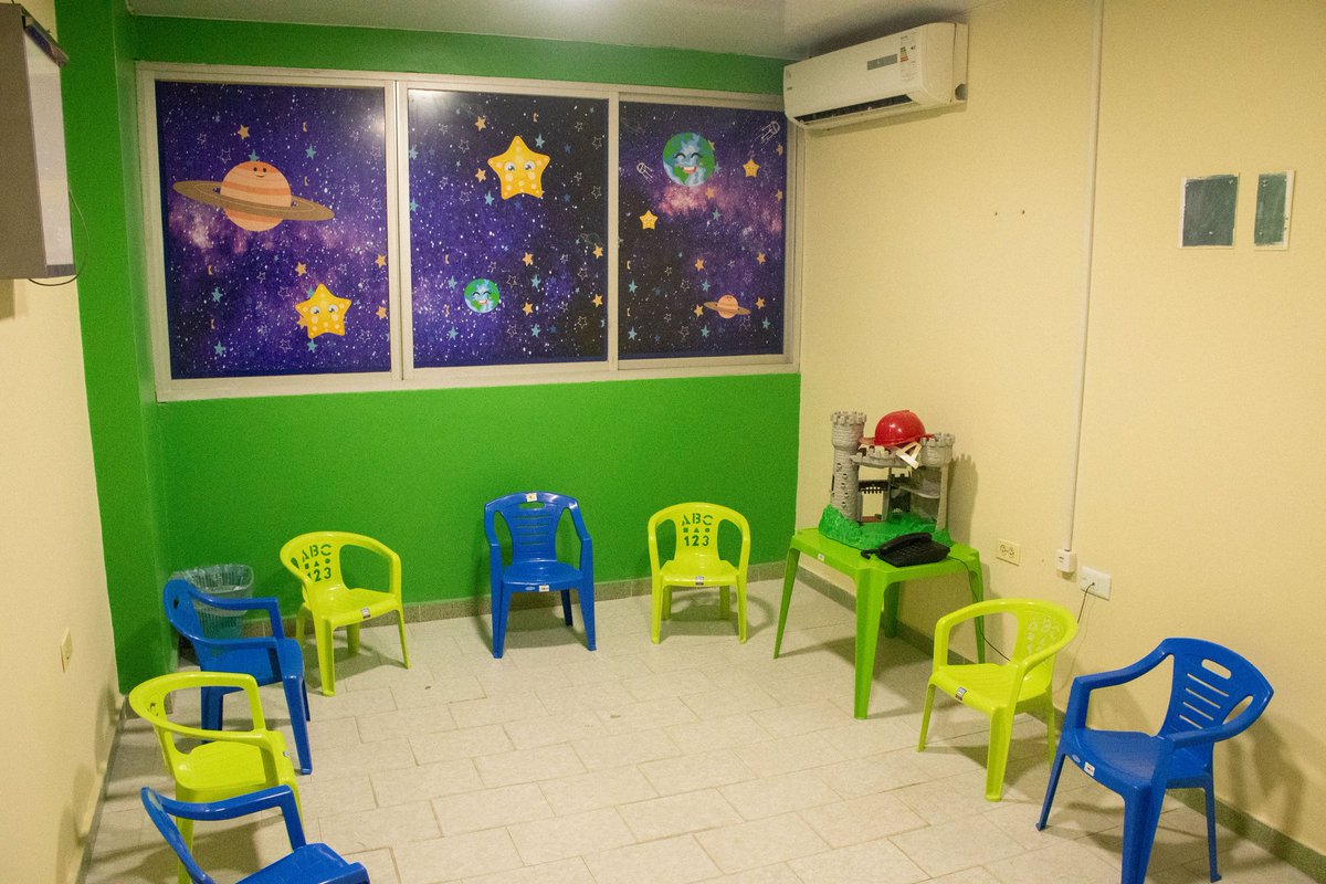 _LaAvanzadora's tweet photo. (2/3) Cumpliendo con la familia educativa, estas instalaciones fueron rehabilitadas en su totalidad y dotadas con nuevos equipos para atender a los docentes, administrativos, obreros, cocineras de la Patria y comunidad en gereral.

@NicolasMaduro
@MPPEDUCACION 
@IpasmeOficial https://t.co/XGJFWpcxz6