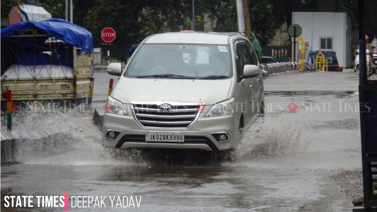State_Times's tweet photo. Heavy #rain continues to lash many parts of #Jammu

Get news updates directly on WhatsApp! Click here: https://t.co/iNgcqQwkjL https://t.co/5WFhSimh4N