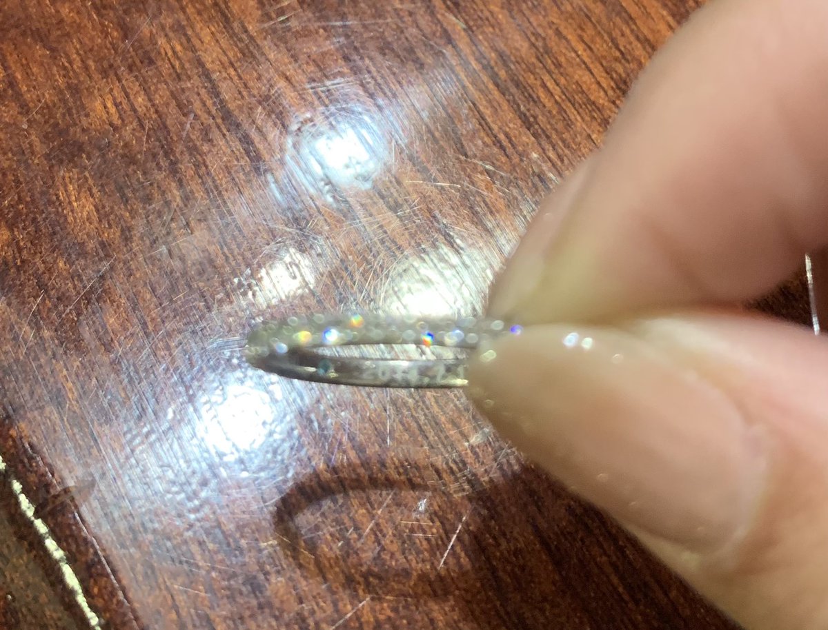mira_3333's tweet photo. 【拡散希望】
大分県のうみたまごで結婚指輪を拾いました。
2014.7.19と2人のイニシャル刻印あり。
水色の誕生石も内側に入っています。
持ち主様に届きますように。 https://t.co/CfqTFaAHtj
