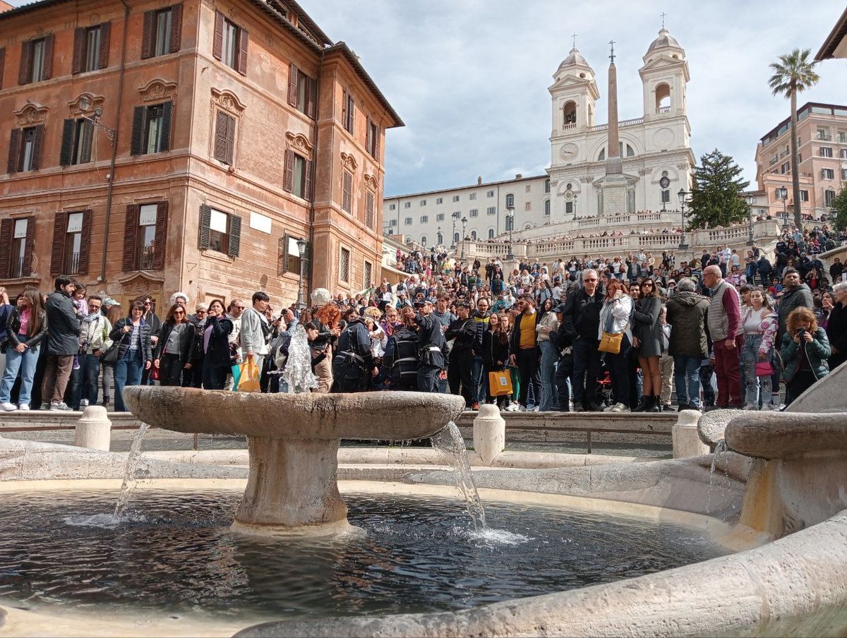 Chi è al potere sta causando devastazioni enormemente peggiori, sotto i nostri occhi. Come possiamo accettare che si continui a dare soldi a chi è responsabile dell'inquinamento e del meteo distruttivo? 
#roma #barcaccia #siccità #acqua #eni #clima #ultimagenerazione #a22network
