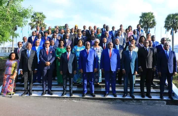 Après sondage, <a href="/fatshi13/">Félix A. Tshisekedi</a> sera réélu Président de la République Démocratique du Congo avec une majorité parlementaire écrasante en 2023.