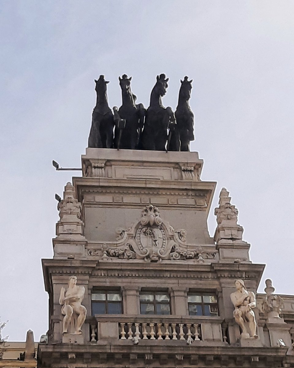 celesgalan64's tweet photo. Al principio de la #CalleDeAlcalá , la #RABASF , el #Casino y la #cuádriga del #caballero , #InVigilando 😁😁😁
#Madrid https://t.co/yYkjvN1UhK