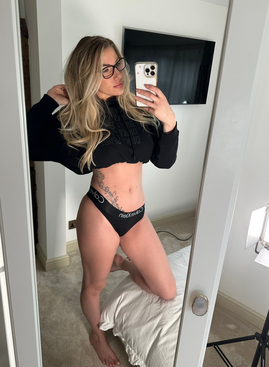 thedaniellemaye's tweet photo. My page is free today, none of that April fools bullshit, it really is $0! 😛 Go grab your free subscription now before they are all gone - https://t.co/Bk1PHcsVPX https://t.co/wD1hlzvbZq