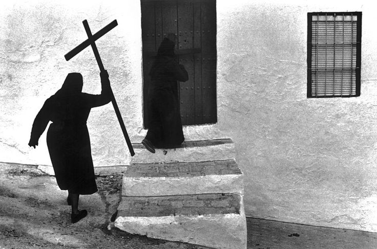 CarmenCarbon__'s tweet photo. Nadie ha fotografiado la Semana Santa de Sevilla como Josef Koudelka https://t.co/VMFeTy6beL