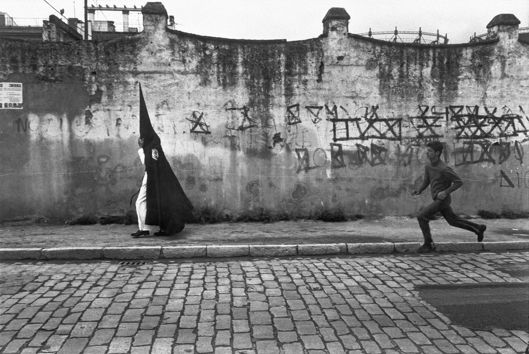 CarmenCarbon__'s tweet photo. Nadie ha fotografiado la Semana Santa de Sevilla como Josef Koudelka https://t.co/VMFeTy6beL