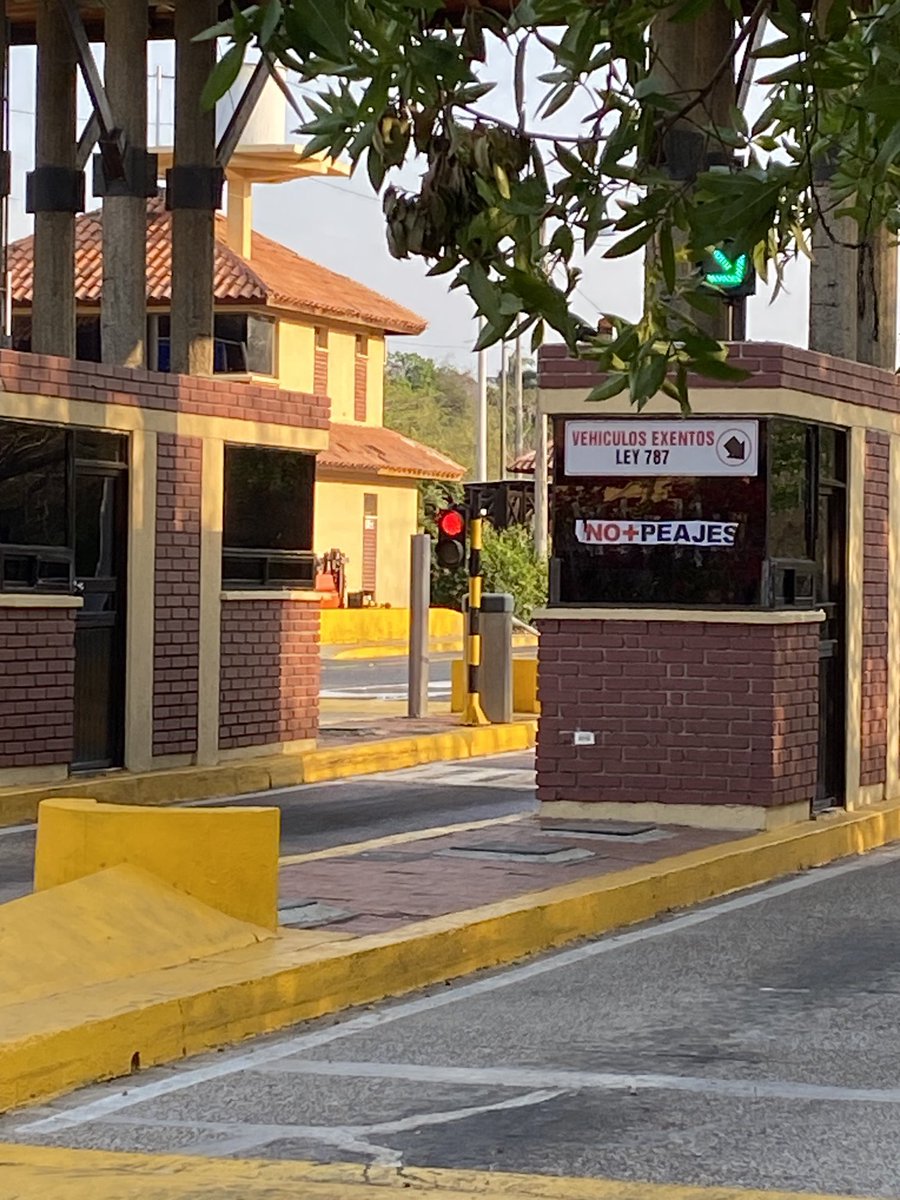 AdelfoDoria's tweet photo. El ministro del "gobierno del cambio" @MinTransporteCo pidió a la policía desalojar a manifestantes de cualquier peaje. Los corregimientos del anillo vial piden que reubiquen peaje hasta después de Lomita Arena (Km 42). Apoyemos esa lucha. Mañana reabriran #Turbaco. #Nomaspeajes https://t.co/B9uj0U75rG