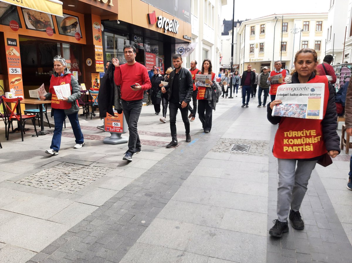 Milletvekili adaylarımız Nevin Aslan ve Eftal Yıldırım'ın katılımıyla gazetemizin yeni sayısını ve seçim bildirgesini Çanakkale halkına ulaştırdık.
#1oyErdoğanGitsinDiye1oyTKPye 
#OylarTKPye