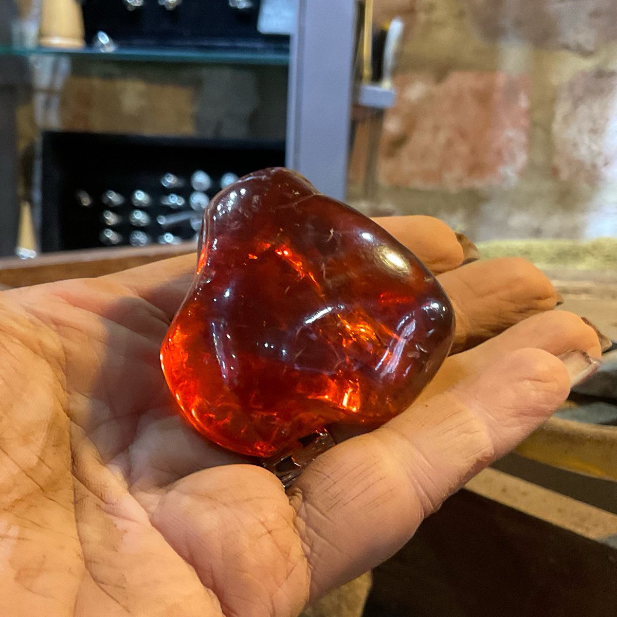 Possibly the finest piece of amber I’ve ever seen from the North Yorkshire coastline. Found at Saltburn recently. Just look at the colour!
#amber #fossils #geology #ukfossilfind #beachfind #gemstone #yorkshire