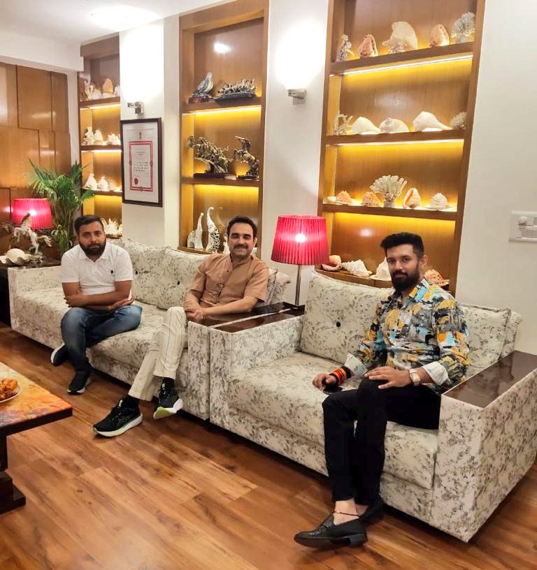 iChiragPaswan's tweet photo. आज अपने आवास पर मेरे मित्र व सिनेमा के दिग्गज कलाकार भाई पंकज त्रिपाठी जी से एक सुखद मुलाकात हुई।

@TripathiiPankaj https://t.co/WgN0zgbD94