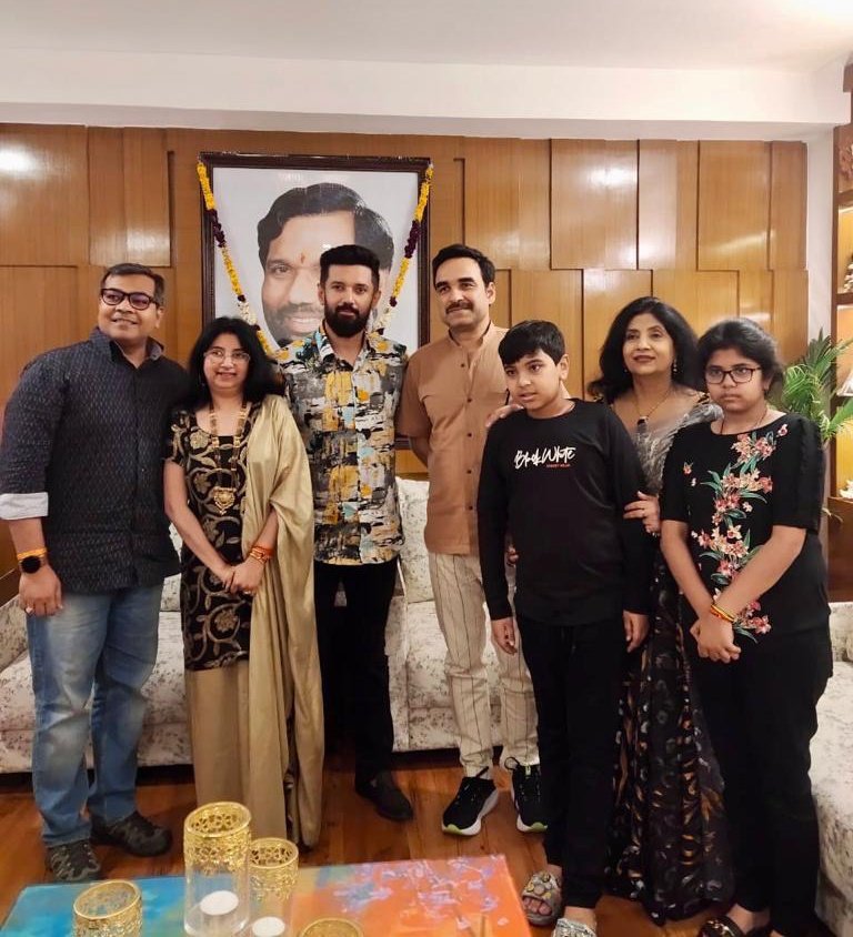 iChiragPaswan's tweet photo. आज अपने आवास पर मेरे मित्र व सिनेमा के दिग्गज कलाकार भाई पंकज त्रिपाठी जी से एक सुखद मुलाकात हुई।

@TripathiiPankaj https://t.co/WgN0zgbD94