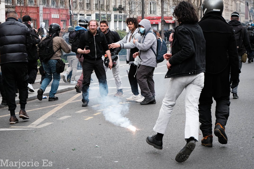 ma_jo_ie's tweet photo. Manifestation contre la réforme des retraites/Mardi 28 mars 2023/Paris

La suite du photo reportage:
https://t.co/zwxS6M1obK

#ReformeDesRetraites #BRAVM #ViolencesPolicieres #ParisRiots #parisprotest  #greve6avril #streetphotography #fujifilm_xseries https://t.co/0ebkZXNSb9