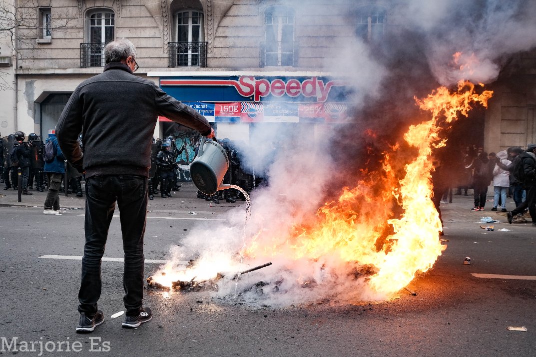 ma_jo_ie's tweet photo. Manifestation contre la réforme des retraites/Mardi 28 mars 2023/Paris

La suite du photo reportage:
https://t.co/zwxS6M1obK

#ReformeDesRetraites #BRAVM #ViolencesPolicieres #ParisRiots #parisprotest  #greve6avril #streetphotography #fujifilm_xseries https://t.co/0ebkZXNSb9