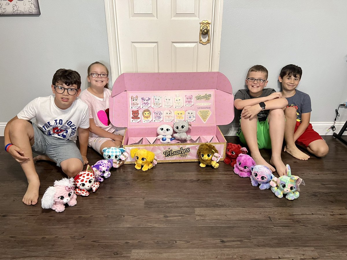 abond429's tweet photo. We had fun hosting our P.Lushes party by @spinmaster &amp; @tryazon. We got to play with 12 super soft and cuddly P.Lushes Pets! Our favorites were Maddie Karrats &amp; Sabrina Von Steubner #tryazon #tryazonparty #thatplushlife #plushespets #fashion #plushesofinstagram #ootd #spinmaster https://t.co/vGaZXoPKBR