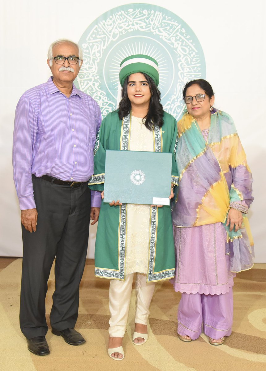 anis_omaima's tweet image. I have been waiting 5 years to adorn this beautiful green, gold and white ensemble, and carry this degree. So honoured to be graduating from this prestigious institute, and immensely grateful to my family, friends and mentors for making this journey worthwhile. 

@AKUGlobal