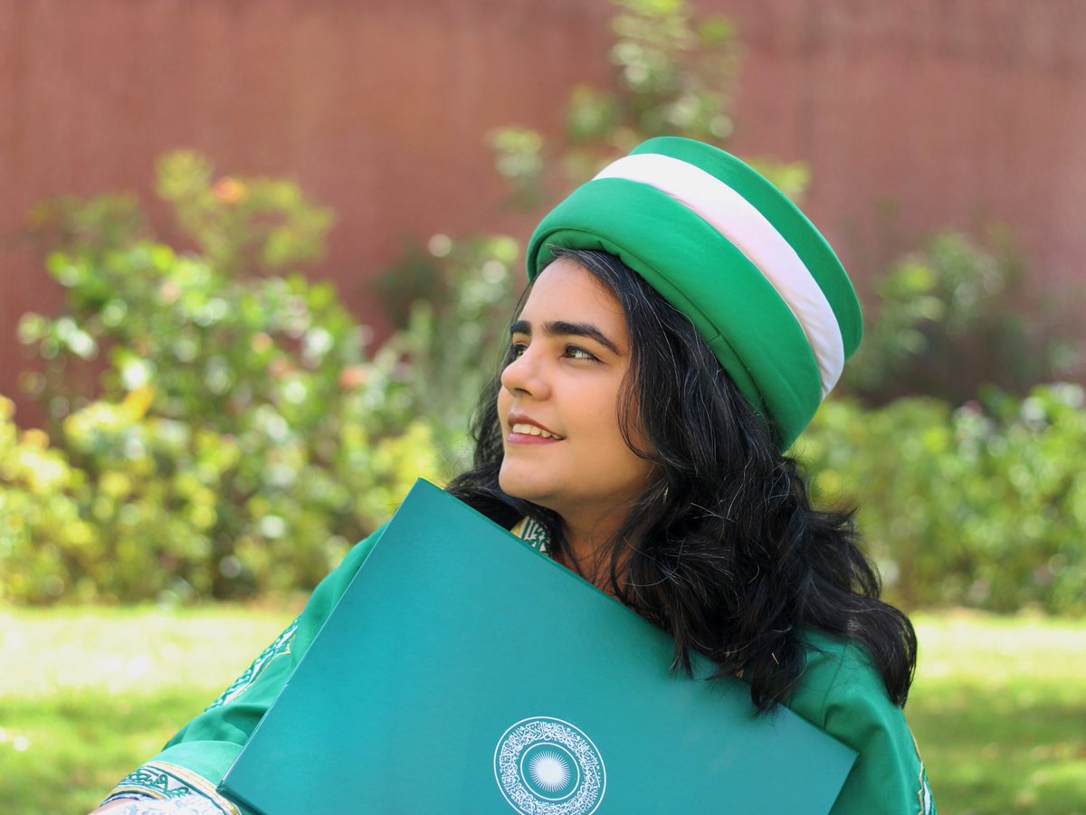 anis_omaima's tweet image. I have been waiting 5 years to adorn this beautiful green, gold and white ensemble, and carry this degree. So honoured to be graduating from this prestigious institute, and immensely grateful to my family, friends and mentors for making this journey worthwhile. 

@AKUGlobal