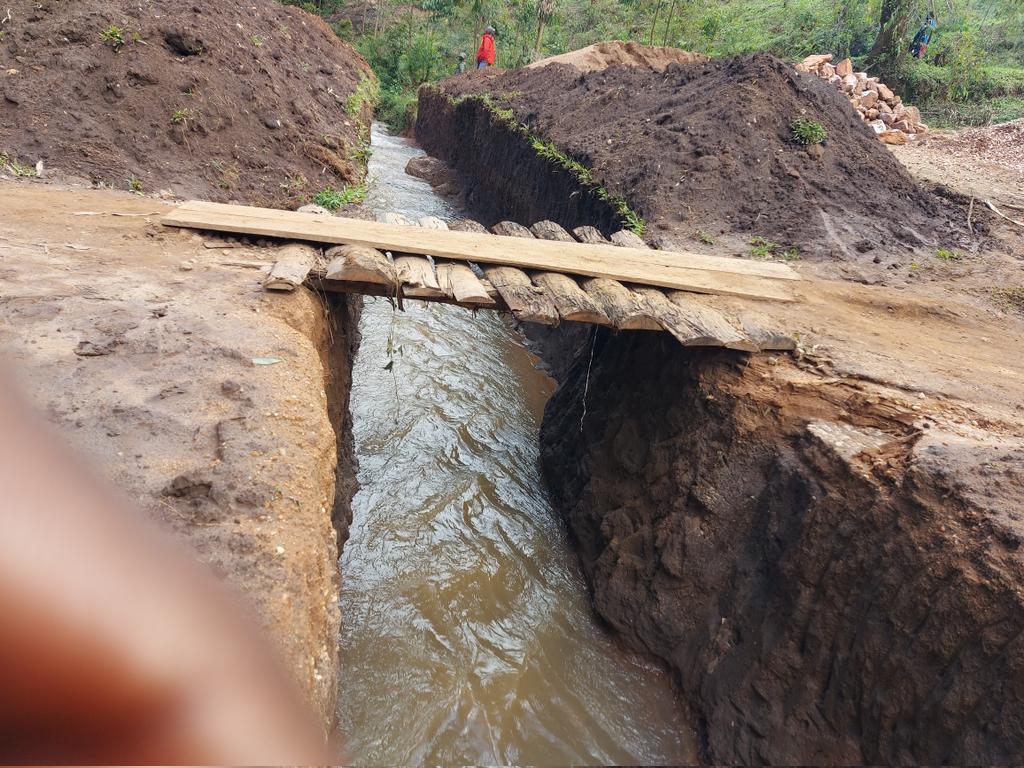 jkmuhwezi's tweet photo. Today, colleague MPs and I inspected the status of roads in Rukungiri District. I have urged the District Technical Team &amp; #UNRA  to be proactive with solutions to emergencies such as road offshoots and avoid unnecessary bureaucracy that delays service delivery https://t.co/hScG3fviwi