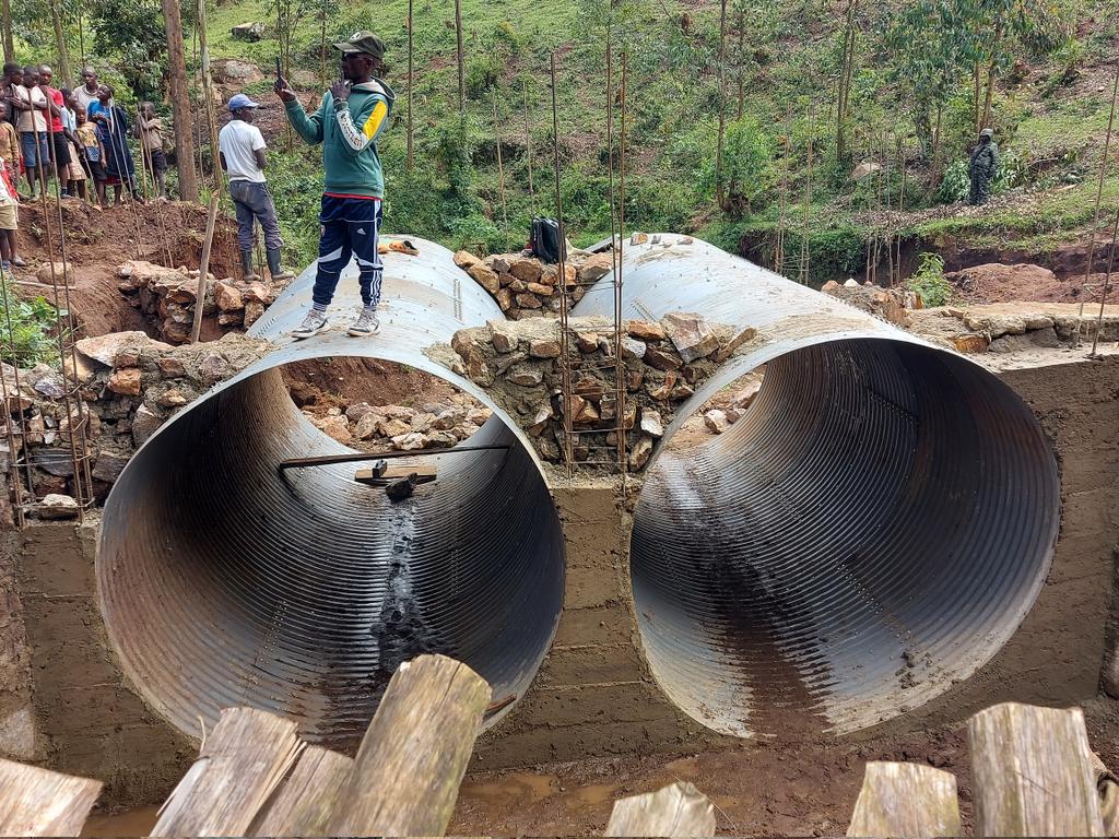 jkmuhwezi's tweet photo. Today, colleague MPs and I inspected the status of roads in Rukungiri District. I have urged the District Technical Team &amp; #UNRA  to be proactive with solutions to emergencies such as road offshoots and avoid unnecessary bureaucracy that delays service delivery https://t.co/hScG3fviwi