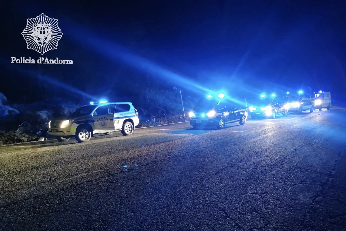 andorra_policia's tweet photo. La d’aquest dissabte serà la 2a nit amb plena assistència a l’#Snowrow.
Si hi vas, ⚠️ amb la previsió meteorològica, que anuncia neu i baixes temperatures.
❄️ Abriga’t i recorda que els equipaments són obligatoris🛞
🙏Col•laboració, responsabilitat i paciència a la sortida. https://t.co/dckyhgvyZQ