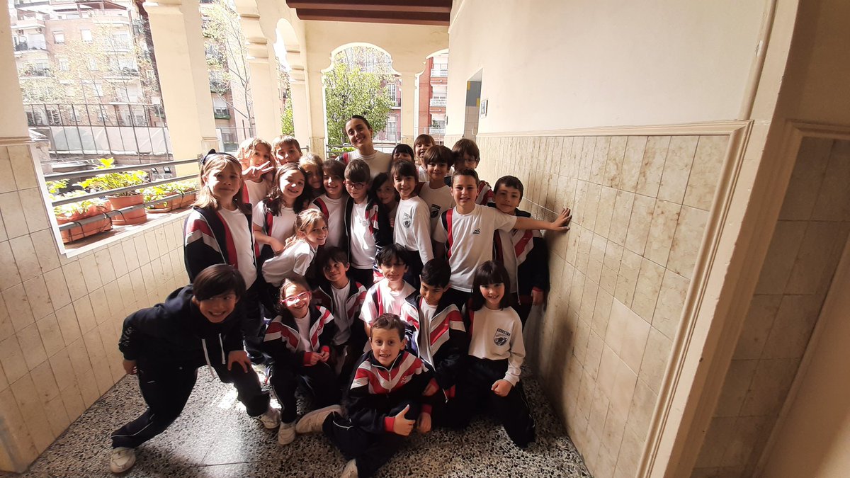 standreu's tweet photo. Aquesta setmana hem comptat amb l'ajuda i el suport d'alumnes de #4ESO a les nostres classes de primària. Aquesta activitat formava part del seu projecte d' #APS. Hem gaudit tots d'aquestes hores compartides. Gràcies companys i companyes de l'ESO! #repensem #redescobrim https://t.co/ycRel5LcOU