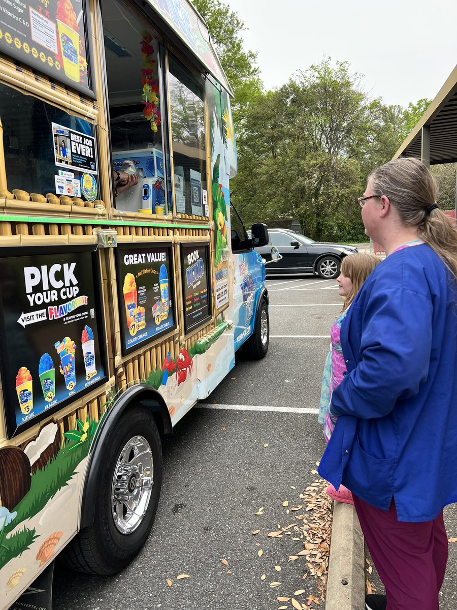 RichmondDrive's tweet photo. Yum!! Kona Ice stopped by to visit Challenger at Richmond Drive Elementary School.   #rdesthedrive #rocksolid #rockhillschools @RockHillSchools https://t.co/7kUyNqNuAq