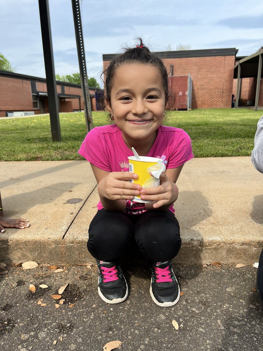 RichmondDrive's tweet photo. Yum!! Kona Ice stopped by to visit Challenger at Richmond Drive Elementary School.   #rdesthedrive #rocksolid #rockhillschools @RockHillSchools https://t.co/7kUyNqNuAq