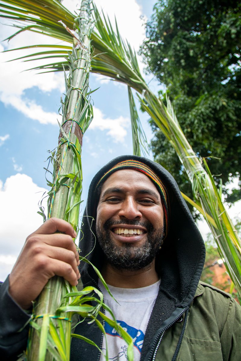 jimmyvillalta's tweet photo. Día de los Palmeros de Chacao. Inició de la semana santa en Caracas. #Caracas #chacao #palmerosdechacao @palmeroschacao
#sercaraqueno #ccs #palmeros #semanasanta #holyweek #palma #retrato #portrait #lcexposure #photoshelter #lensculture #venezolanos #culturachacao #fotochacao https://t.co/XAcjmDpqZJ
