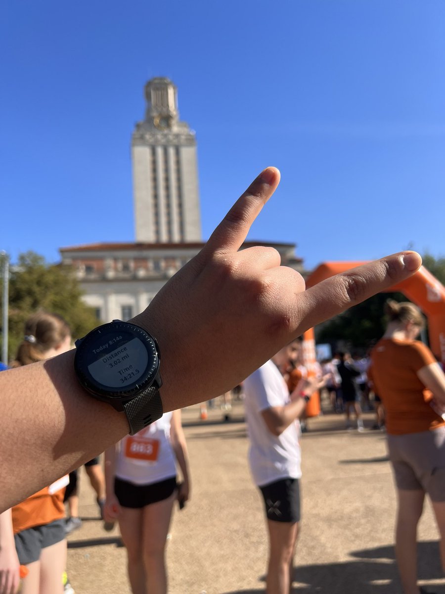 __ariinthelab's tweet photo. One of my favorite longhorn traditions!this was my NINTH #longhornrun 🤘🏽 I can’t wait to come back for my tenth next year :) #werunUT https://t.co/Di8CDNl4vD