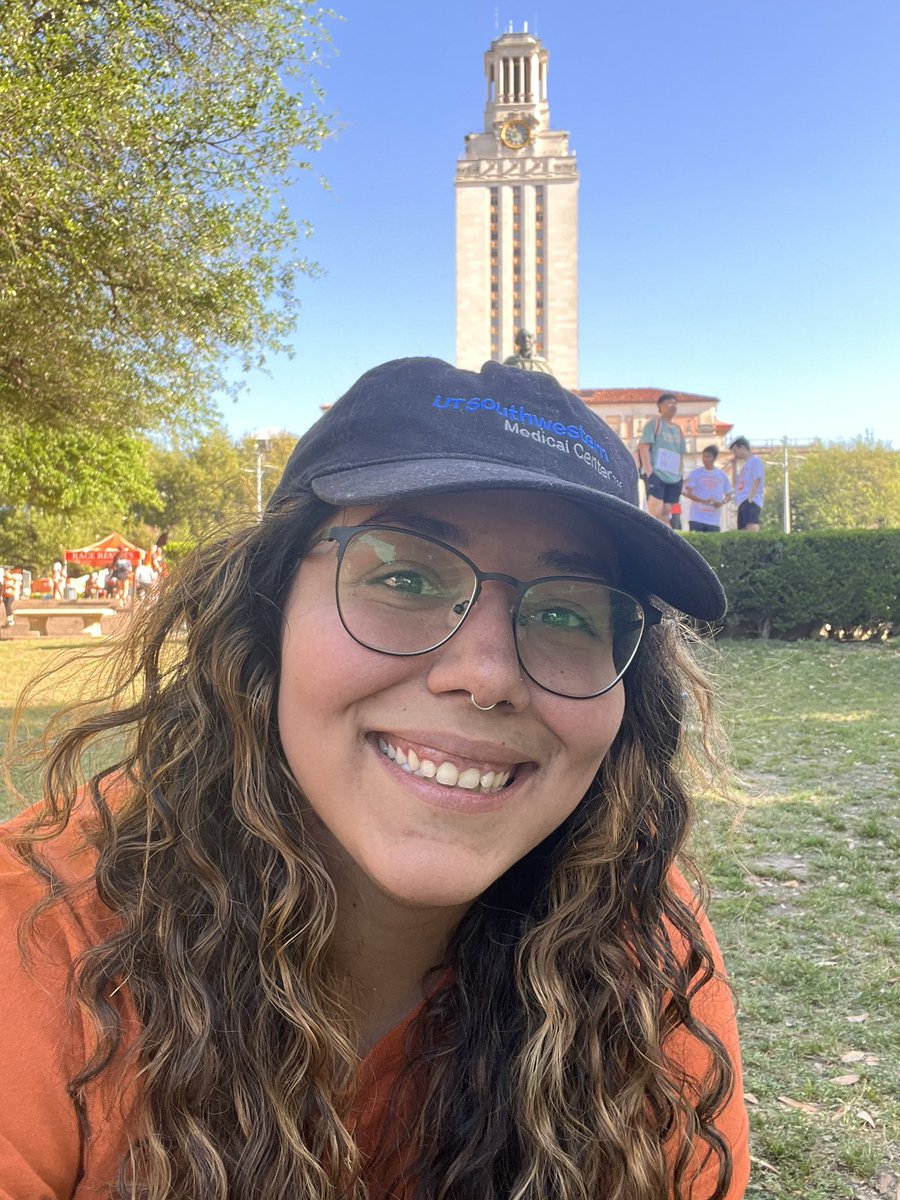__ariinthelab's tweet photo. One of my favorite longhorn traditions!this was my NINTH #longhornrun 🤘🏽 I can’t wait to come back for my tenth next year :) #werunUT https://t.co/Di8CDNl4vD