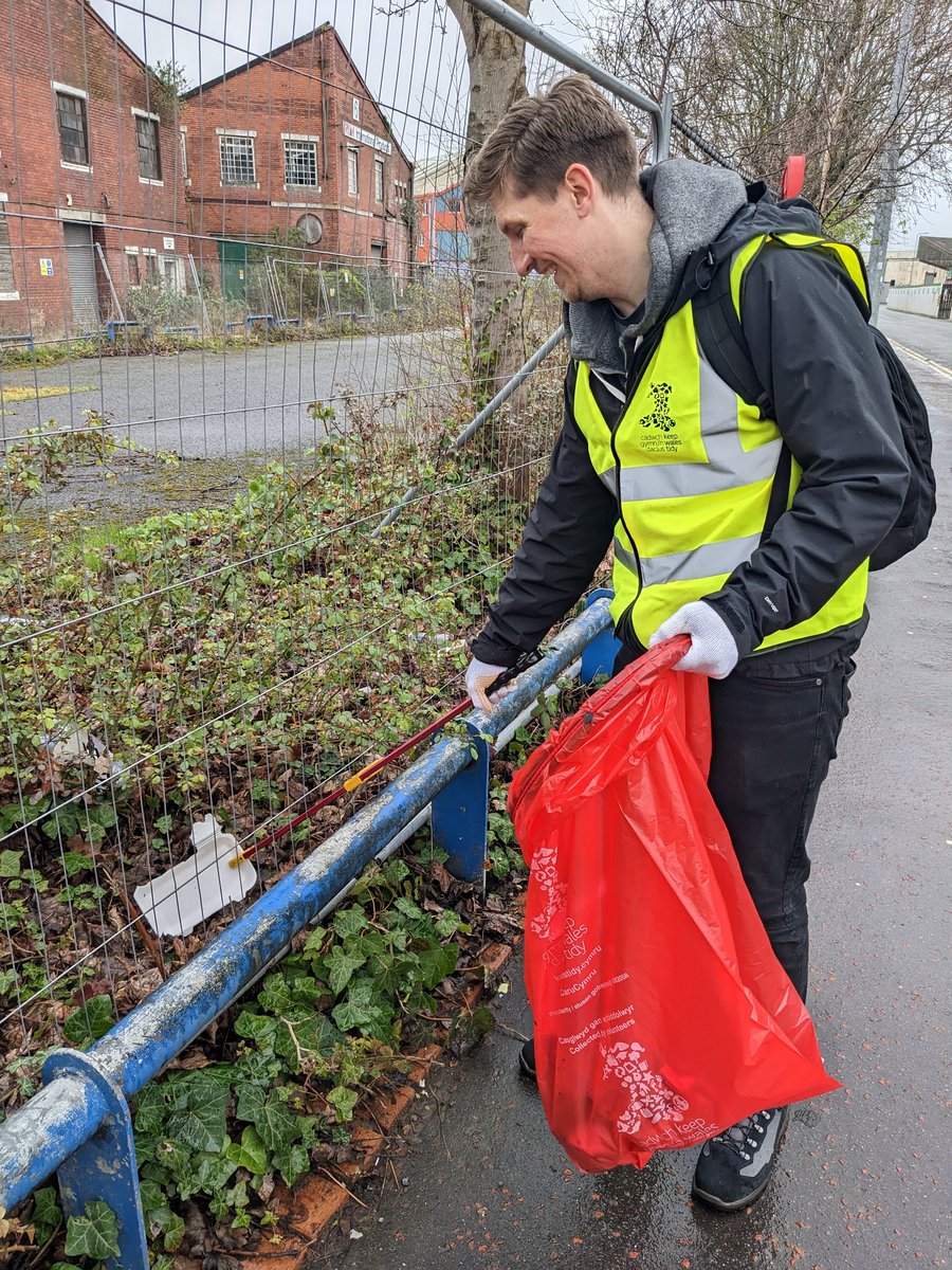 motionmanor's tweet photo. @motionmanor Team Litter Pick 🚮
It was cold, cloudy and wet but we managed to collect 12 bags of litter
💪💪💪
#keepwalestidy #SpringCleanCymru #Butetown #Cardiff #gwanwynglâncymru #Cardiffcouncil https://t.co/u2RuaIpZSK