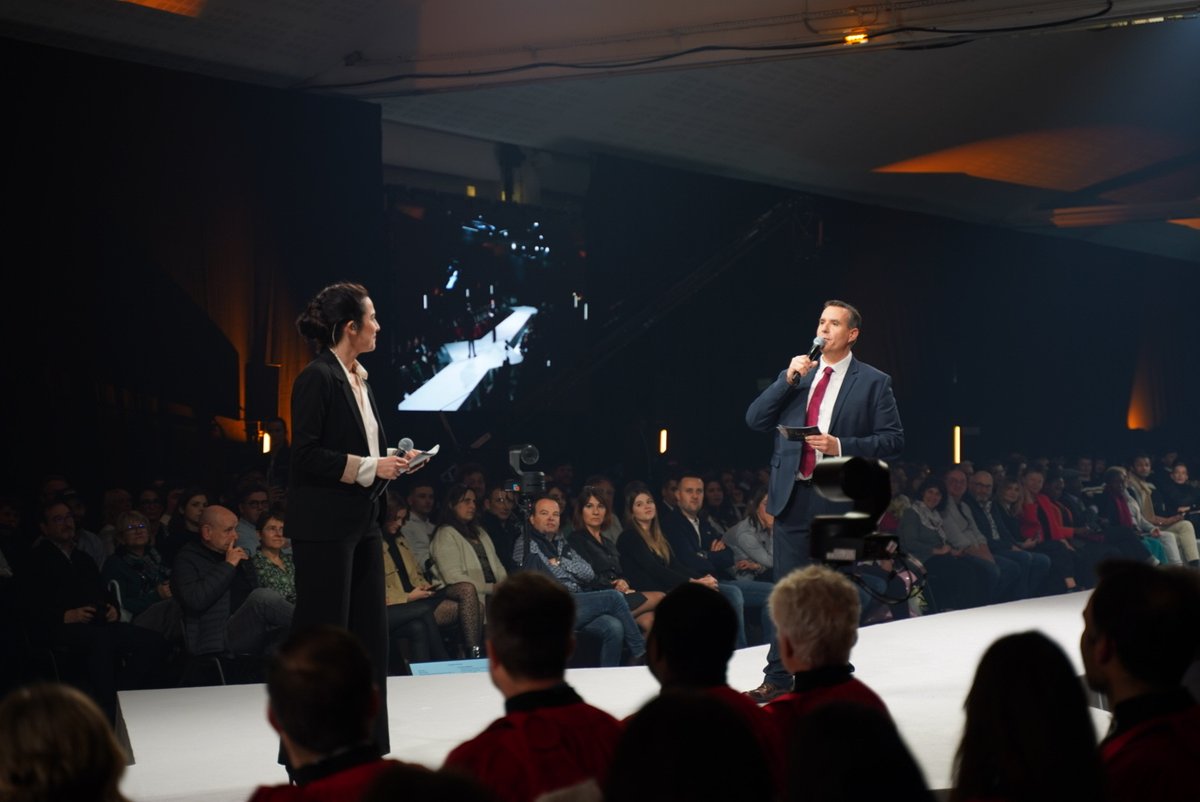 ExceliaGroup's tweet photo. [#ExceliaGraduation 🎓] Caroline O'Neill et @stlouventg introduisent la dernière cérémonie de nos diplômés #MasterGrandeEcole, Class of 2022

#Excelia #ClassOf2022 #LaRochelle #Tours https://t.co/xT7HA3Mq9b