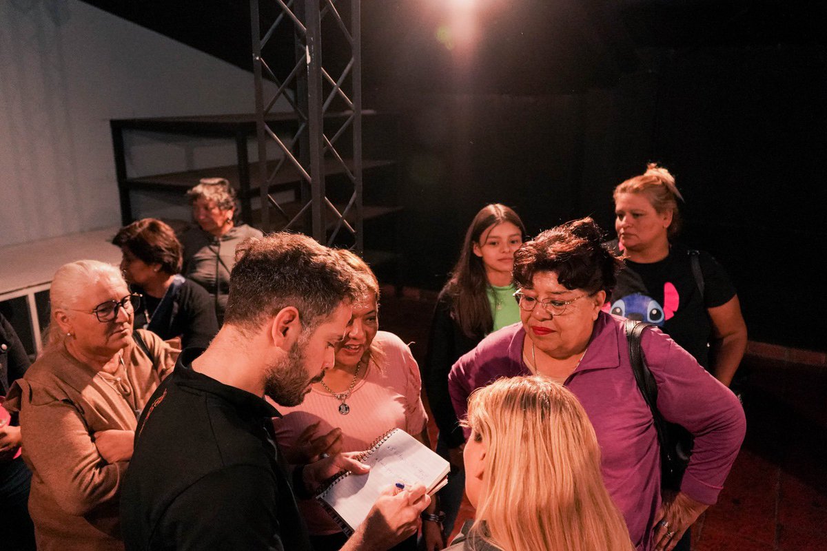 GonzaloBecerraD's tweet photo. Ayer con vecinos de la zona oeste reunidos en un conversatorio, generando espacios de escuchas, para lograr identificar cuáles son ls demandas y necesidades urgentes que requieren la mayor de las atenciones ! 🏡🇦🇷
@QuintelaRicardo @amolinalarioja @TeresitaMadera @pdelavictorialr https://t.co/B5G8fkoKZM