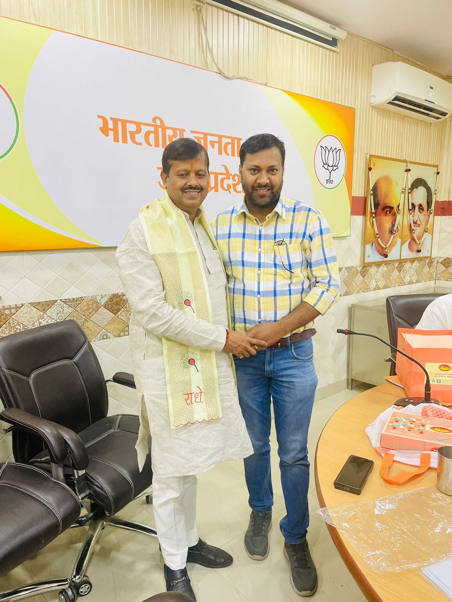 mdhimanshusingh's tweet photo. प्रदेश मंत्री बड़े भाई आदरणीय श्री शिव भूषण सिंह जी को प्रदेशमंत्री बनाए जाने पर आज प्रदेश कार्यालय में अपनी और आपने भाई @ravitaurusCEO O&O Group of Co Canada🇨🇦 & O&O Multiqo SolutionsPvt Ltd 🇮🇳 की तरफ से बधाई एवं शुभकामनाएं प्रेषित की
#opulencemanagementcorp
#BJP4India #BJP4UP https://t.co/hCFJkKN0XF