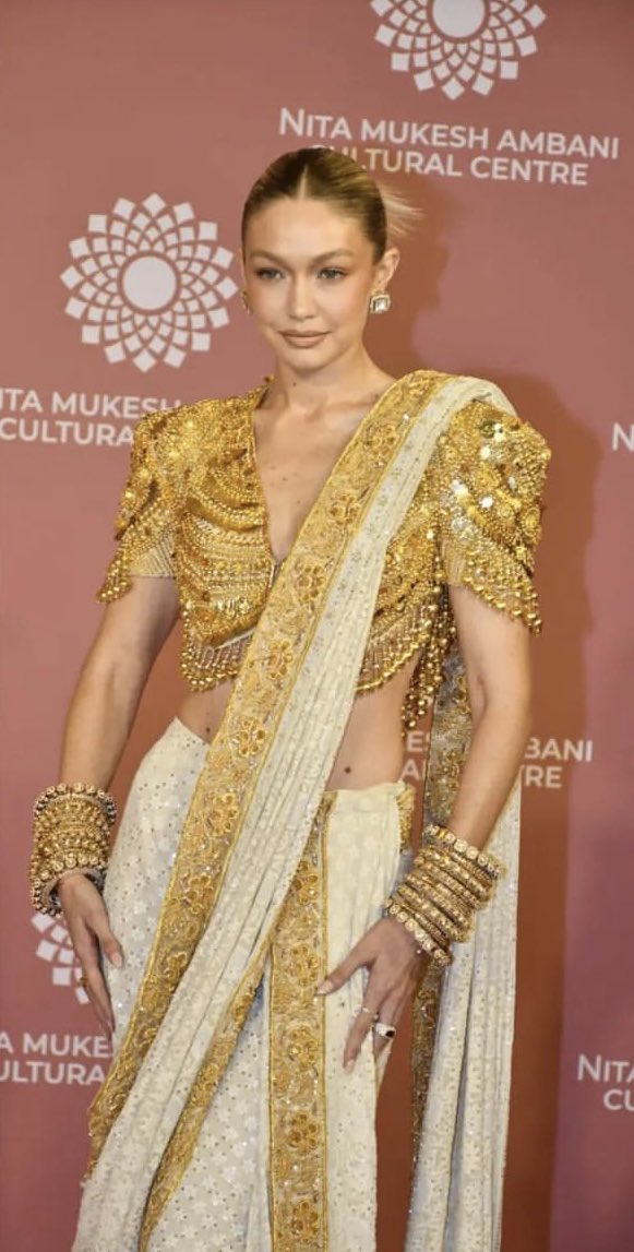 Obaid_Atique's tweet photo. Ufff ❤️‍🔥 #Gigi in saree 🔪🔪 https://t.co/2QEzjW4rf9