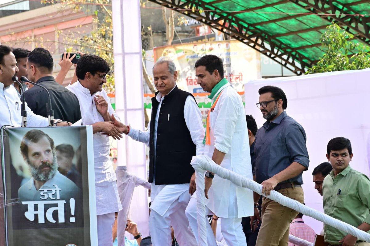 PbhardwajINC's tweet photo. धन्यवाद सांगानेर - आज माननीय मुख्यमंत्री श्री अशोक गहलोत जी , प्रभारी श्री सुखविंद्र सिंह रंधावा जी और प्रदेश अध्यक्ष श्री गोविंद सिंह डोटासरा जी के मुझ पर किए विश्वास को आप सबके आशीर्वाद और स्नेह ने चार चाँद लगवा दिये @ सांगानेर बढ़ेगा और इतिहास रचेगा https://t.co/TP1QFbcVPP