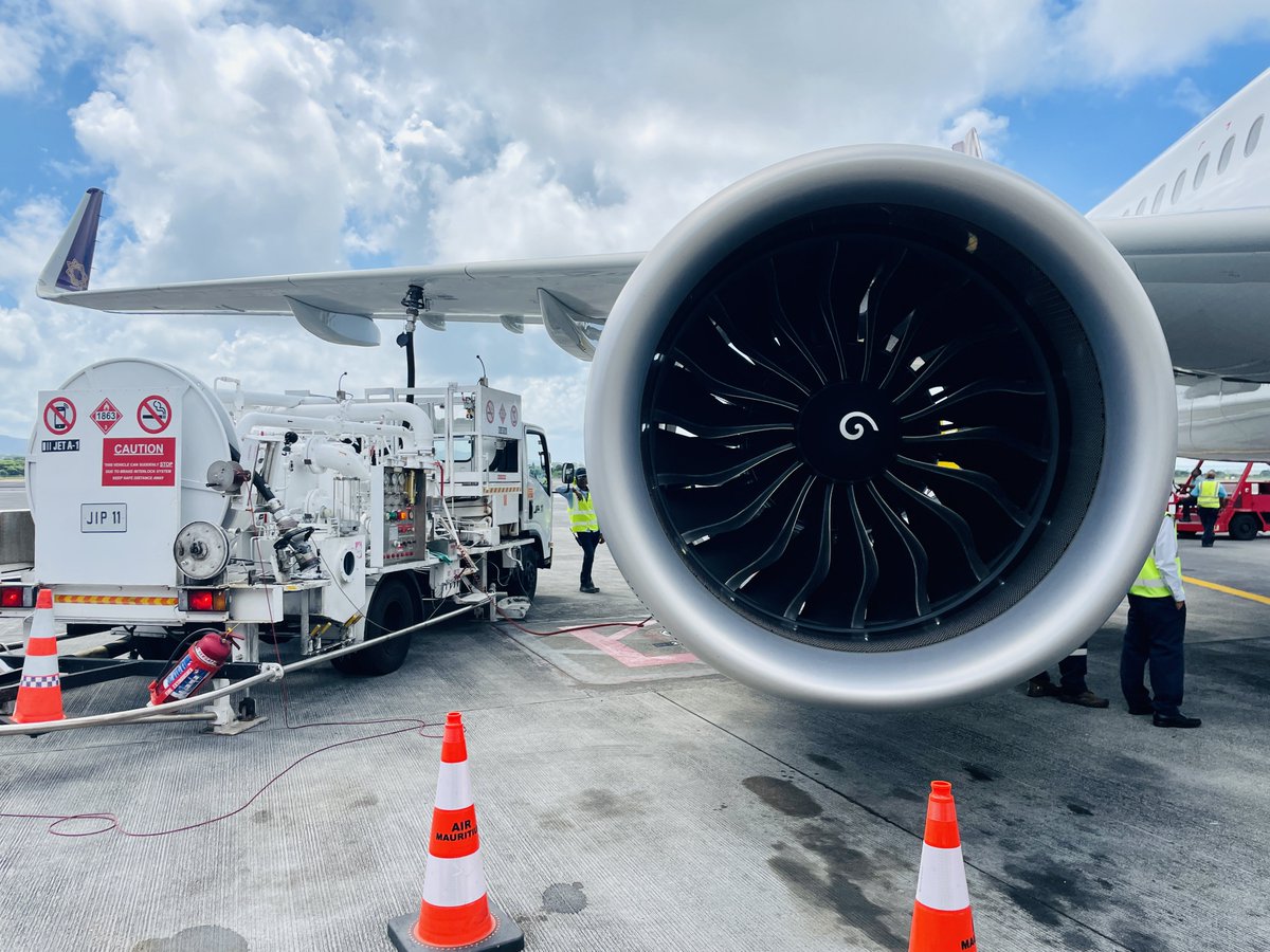 tweetpratikm's tweet photo. Returned back to Mumbai finally!! Flying time of 6hrs 7mins with a burn of 14630kgs. FSIA VRMG &amp; VOTV were the EDTO alternates. Covering 2587miles, it’s the longest flight I have done over the ocean. #vistara #airbus #a321Neo #lifeontheramp #cfm #leap1a #edto #mauritius #uk242 https://t.co/lFrcOuBIOj