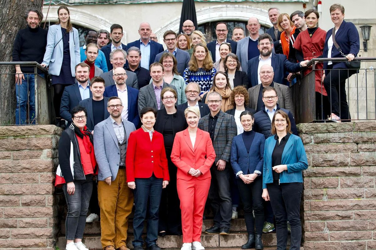 MattEcke's tweet photo. Familienfoto auf der Klausur des Forum Ostdeutschland der SPD. Habe heute in Halle die 🇪🇺-Fahne hochgehalten. Wir sind inzwischen eine selbstbewusste, gut abgestimmte Ost-SPD. Wir kämpfen für einen Osten, in dem der Wandel gut gelingt. Mit diesen guten Leuten klappt das. 🌹💪 https://t.co/oJAMQLNiIz