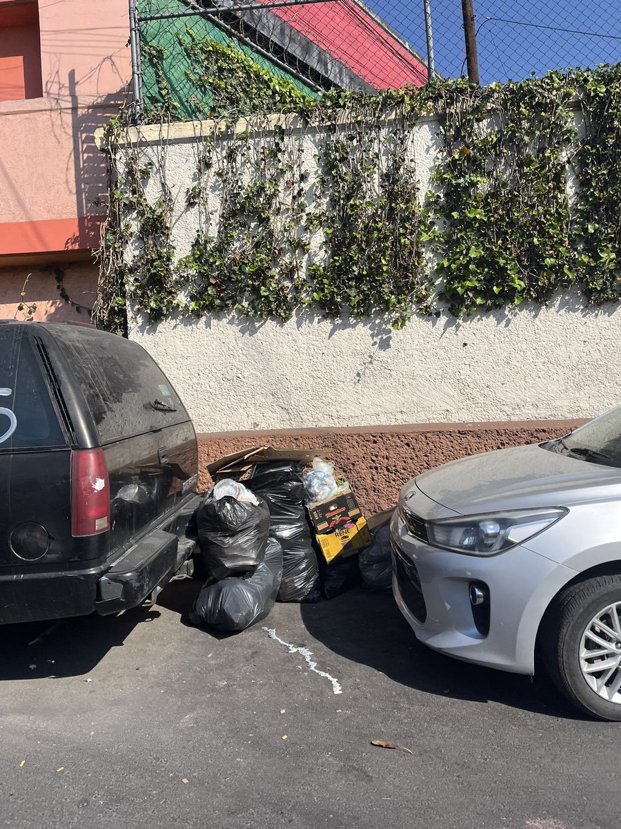 abygp's tweet photo. @lialimon @AlcaldiaAO hemos reportado miles de irregularidades sobre la Av Centenario desde el hospital hasta puerta grande y no nos hacen caso, por favor ayuda 🙏🙏, aquí evidencia de una de tantas. Esta basura puede durar semanas https://t.co/Oo3yaYgbJq