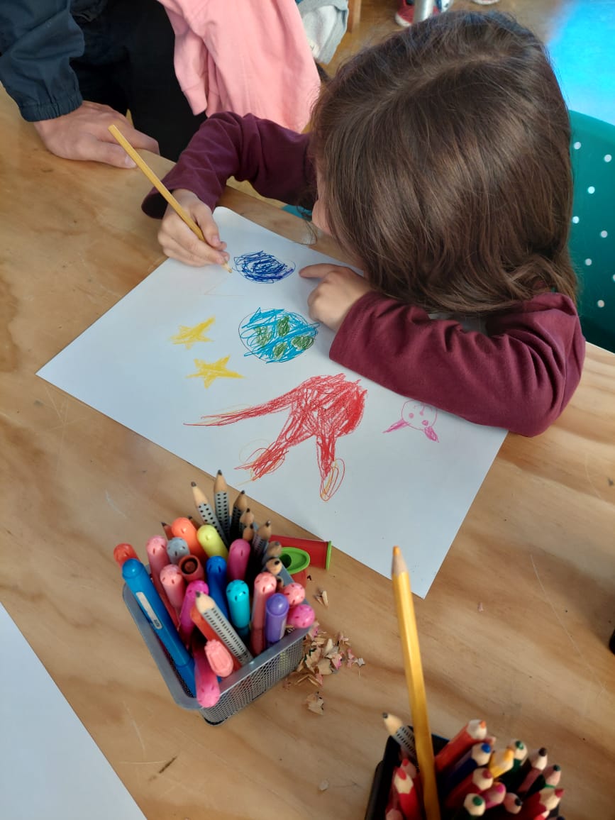 MIM_museo's tweet photo. Hoy y mañana tendremos esta Estación Editorial en el museo para que participen del concurso de dibujo que tenemos junto a @ALMAObs_esp. Tenemos materiales para que puedan trabajar sus ideas. Quienes no quieran participar, se pueden acercar a dibujar de todas formas🙂 https://t.co/8mDyAQjpk1