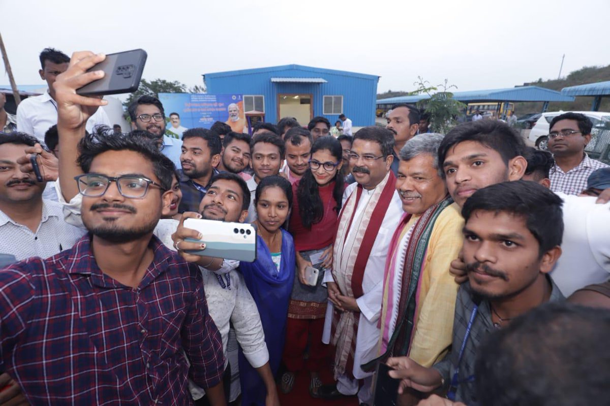 dpradhanbjp's tweet photo. ଶାବର ଶ୍ରୀକ୍ଷେତ୍ର କୋରାପୁଟରେ ଶହୀଦ ଲକ୍ଷ୍ମଣ ନାଏକଙ୍କ ଦାୟଦର ଯୁବବର୍ଗଙ୍କ ମଧ୍ୟରେ କ୍ରୀଡା, ଦକ୍ଷତା, ଜଙ୍ଗଲ ସୁରକ୍ଷା, ଜୈବ ବିବିଧତାକୁ ସମୃଦ୍ଧ କରିବା ଦିଗରେ ଅଦମ୍ୟ ସାହସ ଓ ଉତ୍ସାହ ଅଛି । କୋରାପୁଟ ବି ମାନବ ସଭ୍ୟତାର ପ୍ରାଚୀନ ପ୍ରୟୋଗଶାଳା । ଏହି ଅମୂଲ୍ୟ ଜ୍ଞାନ ଭଣ୍ଡାରକୁ ଏକବିଂଶ ଶତାବ୍ଦୀରେ ପୁନର୍ଜୀବିତ କରିବା । https://t.co/6cY8xvVBZ6