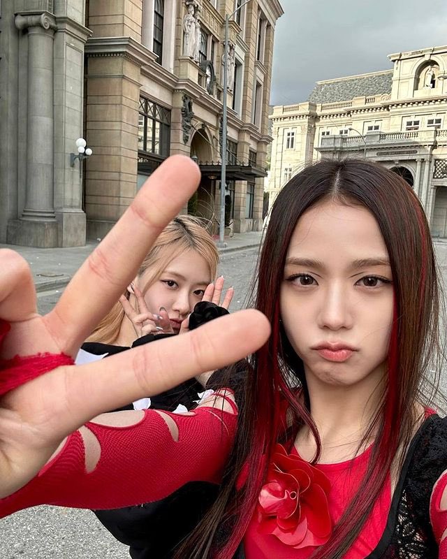 NEWSJISOO's tweet photo. Sooyaaa__ Instagram update. 

🔗 https://t.co/wrKdAOiiSV

#JISOO #FLOWER #꽃 #ME https://t.co/EoMulH2zRT