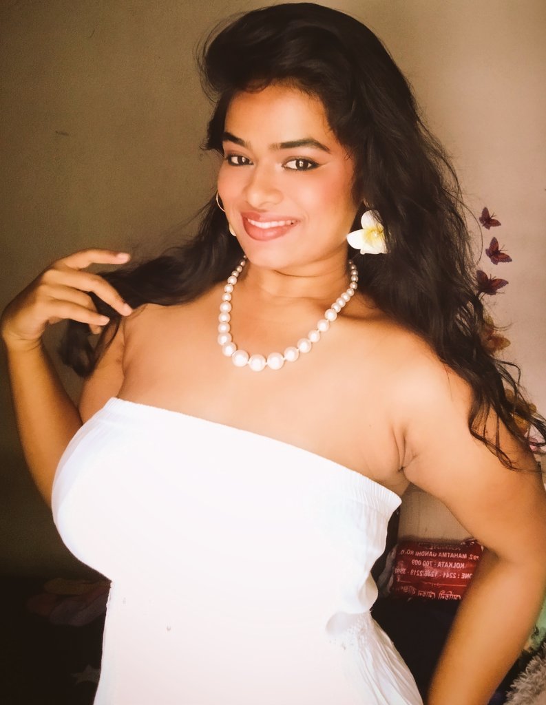 swapnakshi's tweet photo. White makes me smile🌼🤍 #whitedress #whitelove #coolset #pearls #summerlook #whitemakeover🌼 https://t.co/HS2ZYAsuYF
