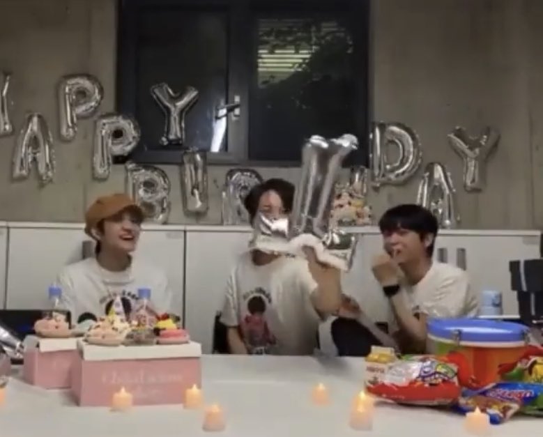 님드라 제가 태어난날이래요
그거... 트위터가 축하해주는거? 캡할려다가 실패
암튼축하해줄따람!!!!!!
축하해쥬시면 제가 진짜 좋아할텐데...
완전사랑할텐데.... :)