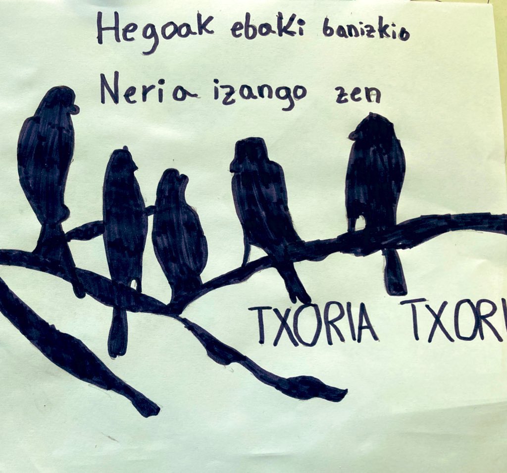 ibon_iza's tweet photo. Gure ikasleek Mikel Laboa nor den ondo baino hobeto dakite. Gainera, Hidenao Dohinori esker "Txoria txori" japonieraz kantatzen ere ikasi genuen. #Laboa #txoriatxori #kultura #euskara #zuringoa #gorringoa #hezkuntzaeuskaraz 💜💜 https://t.co/juXrgFQv1J