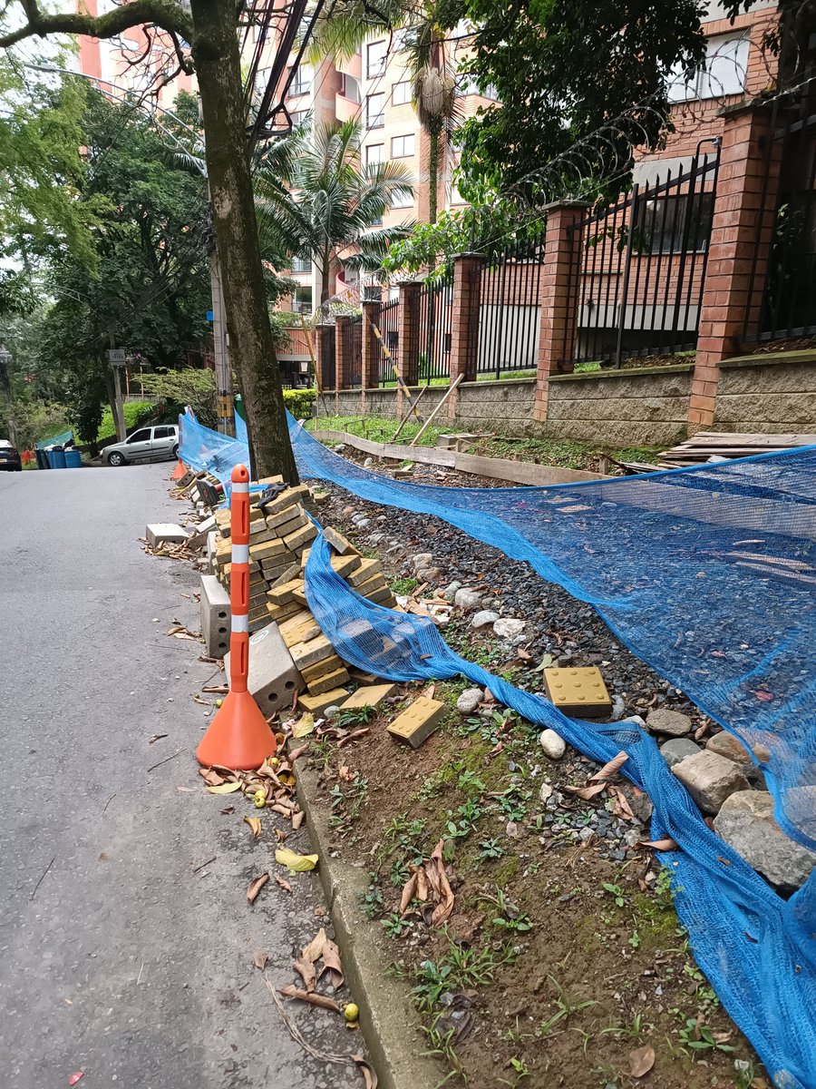 juancmartinezgr's tweet photo. @AlcaldiadeMed @sttmed para cuando se terminan las obras en el andén sobre la Cl 5 con Cr 76 a Cr 78, las obras están abandonadas desde hace 2 semanas y del contratista nada... https://t.co/vFIPeOiMVn