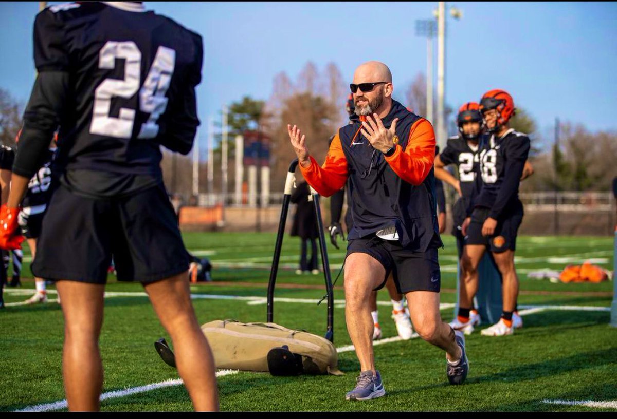 Coach_Mende's tweet photo. Spring ball in full swing
#RunAndSmash
#WinTheKeyGround https://t.co/mzs2eysvmQ